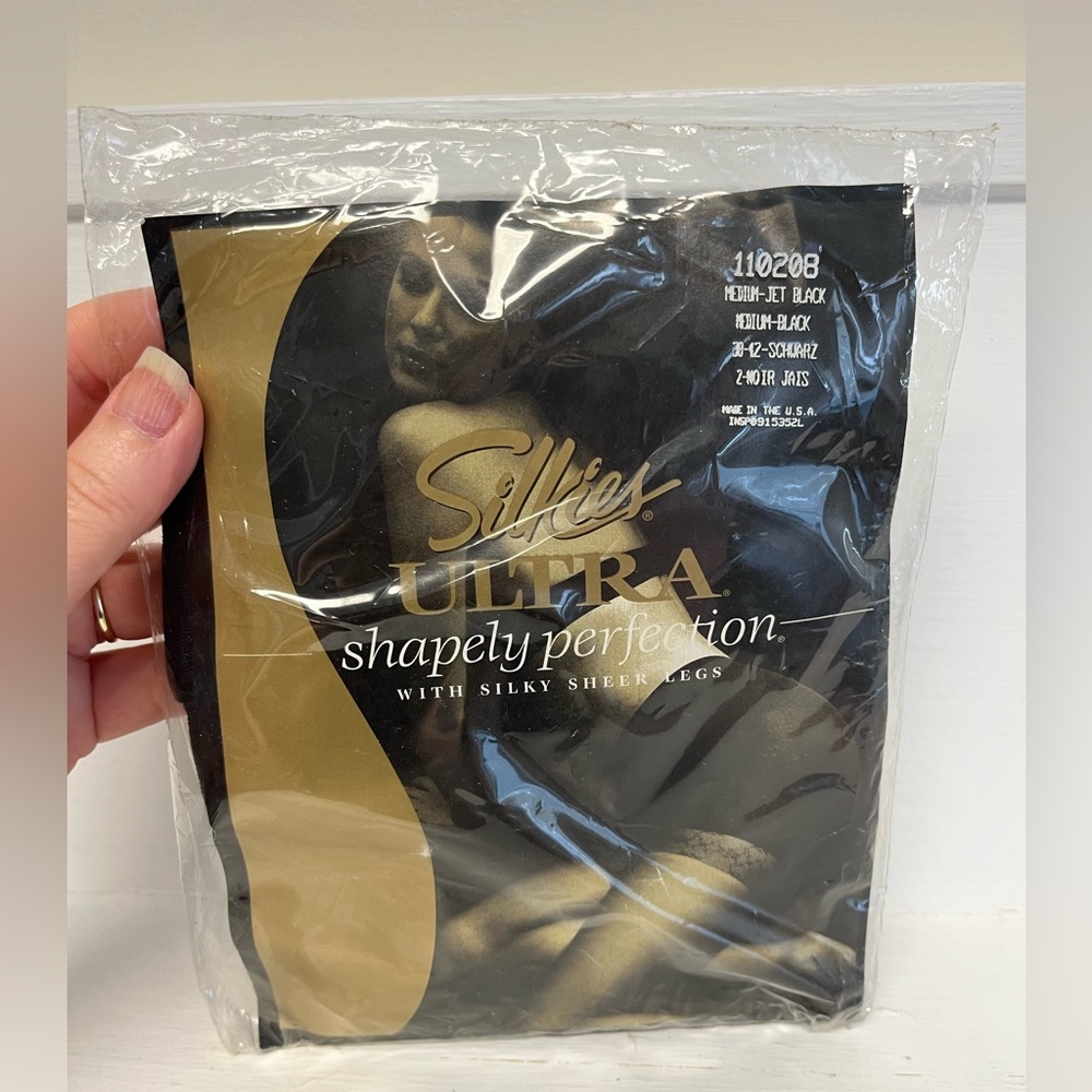 NWT Silkies Ultra Shapely Perfection Pantyhose Silky Sheer Legs Size M Jet Black